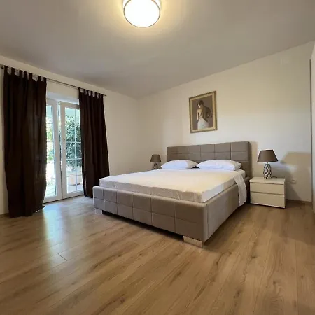 With A Parking Space - 20436 Makarska