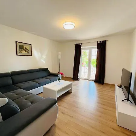 With A Parking Space - 20436 Makarska